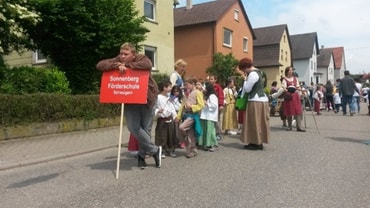 Stadtjubiläum mit selbstgemachten Kinderspielen und Musikinstrumenten